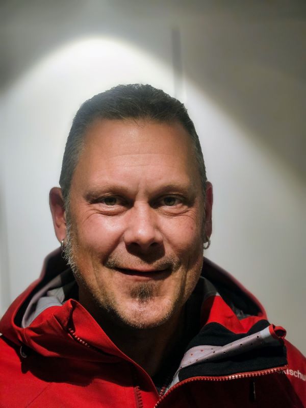 Sascha Klossner, Blindenskilehrer und Skilehrer bei der Blindenskischule Thun